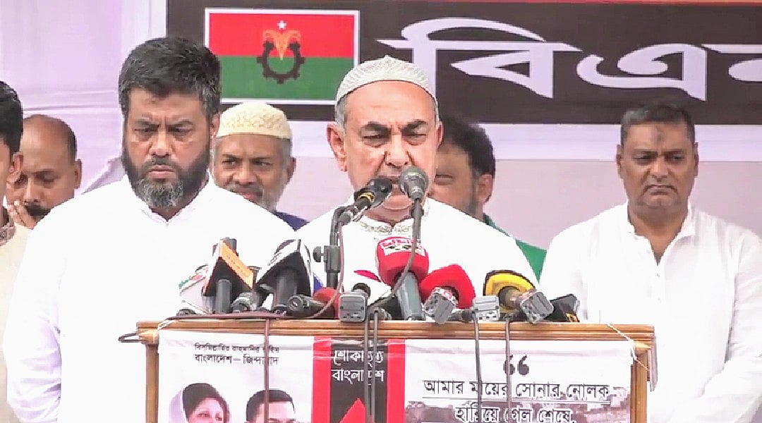 বিএনপির প্রতিষ্ঠাতা জিয়াউর রহমানের মৃত্যুবার্ষিকী উপলক্ষে আয়োজিত দোয়া অনুষ্ঠানে বক্তব্য দেন দলের স্থায়ী কমিটির সদস্য মির্জা আব্বাস। নয়াপল্টন, ঢাকা, ৩১ মে