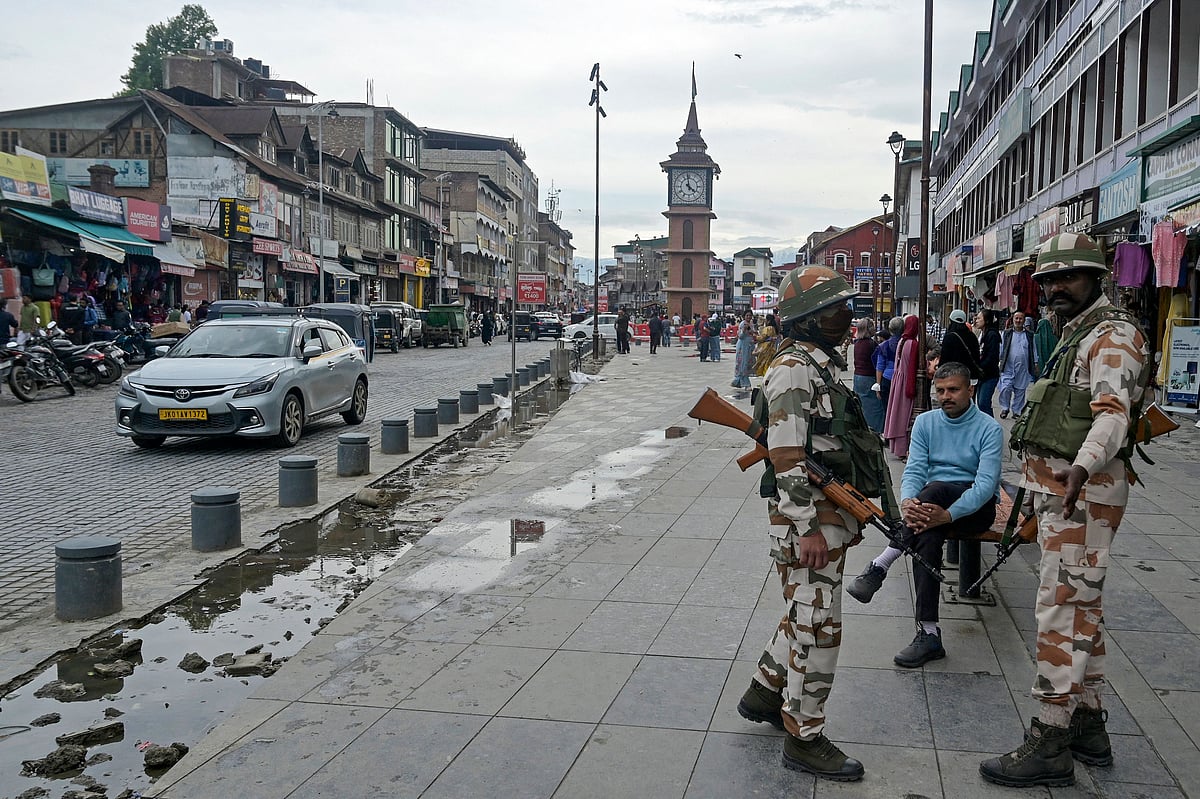 লোকসভার চতুর্থ দফার ভোটের আগে কাশ্মীরের শ্রীনগরে একটি বিপণিবিতানের সামনের সড়কে অস্ত্রসস্ত্রে সজ্জিত ভারতের নিরাপত্তা বাহিনীর এক সদস্যের সতর্ক অবস্থান। ১০ মে