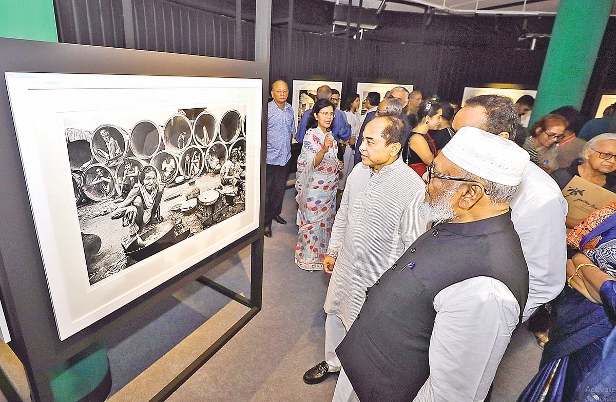 খ্যাতিমান আলোকচিত্রী রঘু রাইয়ের ‘রাইজ অব আ নেশন’ শীর্ষক মুক্তিযুদ্ধের সময়ের আলোকচিত্র প্রদর্শনীতে অতিথিরা। গতকাল ঢাকা বিশ্ববিদ্যালয়ের চারুকলা অনুষদের জয়নুল গ্যালারিতে