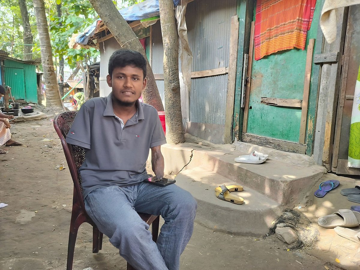 পা দিয়ে লিখে জিপিএ ৫ পেয়েছে দুই হাতবিহীন রফিকুল ইসলাম ওরফে রাব্বি। আজ দুপুরে সীতাকুণ্ডের ভাটিয়ারী ইউনিয়নের পূর্ব হাসনাবাদ গ্রামে