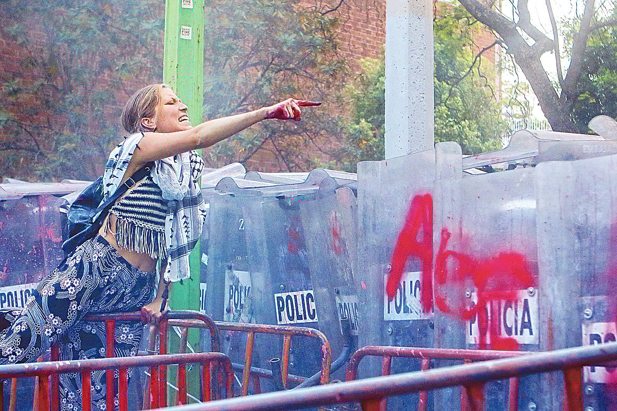 গাজায় যুদ্ধ বন্ধের দাবিতে বিক্ষোভের একপর্যায়ে পুলিশের বেষ্টনী ভাঙার চেষ্টা এক নারীর। গতকাল মেক্সিকোতে ইসরায়েল দূতাবাসের বাইরে