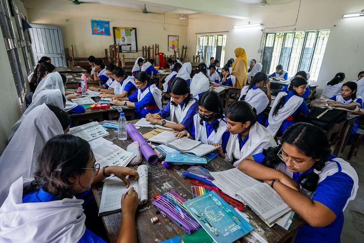 নবম শ্রেণির একটি ক্লাসরুমে পাঠদান চলছে