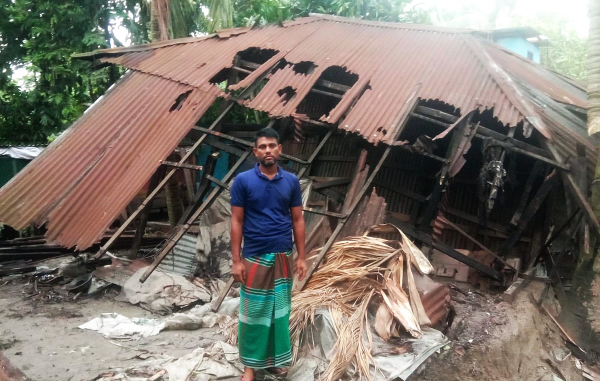 ঘূর্ণিঝড় রিমালে বিধ্বস্ত হয়েছে অনেক বাড়িঘর। মঙ্গলবার বিকেলে বরিশাল সদর উপজেলার কাউয়ারচর এলাকায়