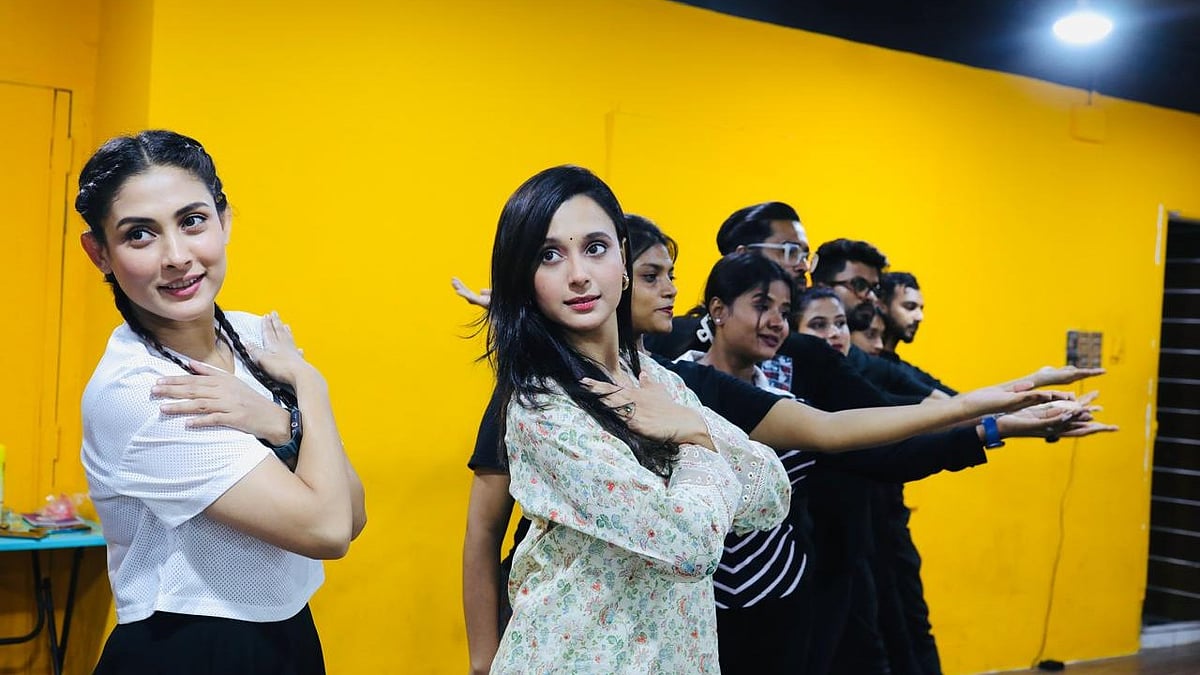 মহড়ার ফাঁকে সহশিল্পীদের সঙ্গে মেহজাবীন চৌধুরী ও সাবিলা নূর। ছবি: সাবিনা ইয়াসমিন