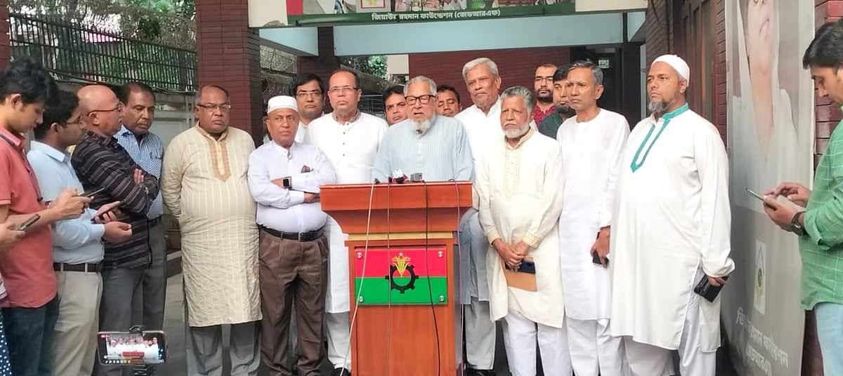 ঢাকার গুলশানে বিএনপির চেয়ারপারসনের কার্যালয়ে শরিক জাতীয়তাবাদী সমমনা জোটের নেতাদের সঙ্গে বৈঠক শেষে এক প্রেস ব্রিফিংয়ে বক্তব্য দেন বিএনপি নেতা নজরুল ইসলাম খান।