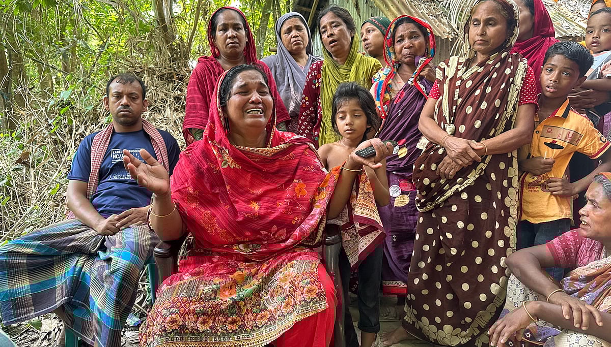 ছেলে রাসেল শেখকে হারিয়ে আহাজারি করেন তাঁর মা শিল্পী বেগম। শুক্রবার দুপুরে গোপালগঞ্জের মুকসুদপুর উপজেলার দিগনগর ইউনিয়নের ফতেপট্টি গ্রামে