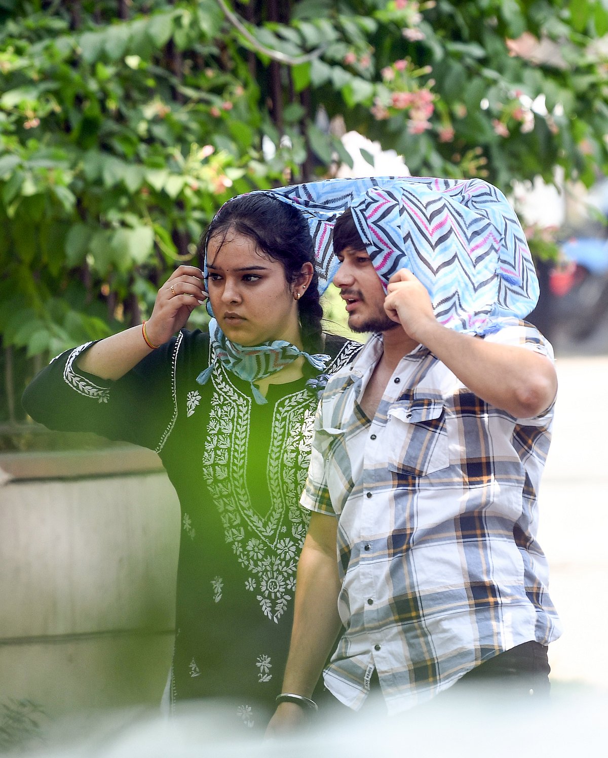 ওড়না দিয়ে মাথা ঢেকে তীব্র গরম থেকে বাঁচার চেষ্টা করছেন দিল্লির পথচারীরা