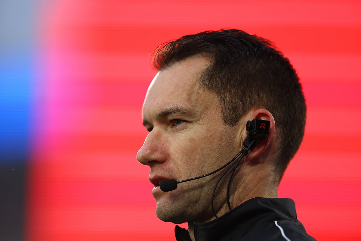 রেফারি জারেড জিলেটের কানের কাছে লাগানো আছে ভিডিও ক্যামেরা