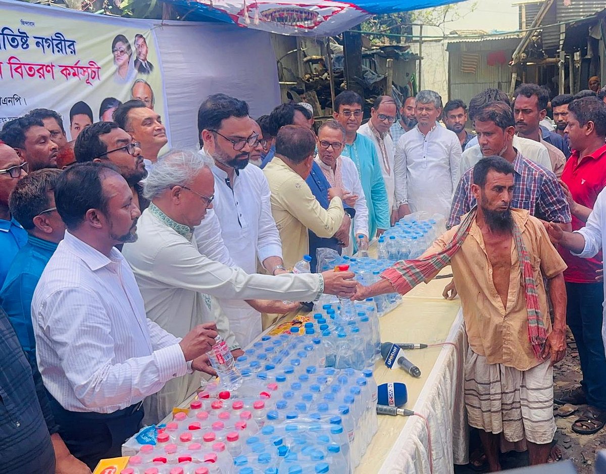 ঢাকা মহানগর উত্তরের তুরাগ থানা বিএনপির পক্ষ থেকে খাওয়ার পানি, স্যালাইন বিতরণ কর্মসূচিতে যোগ দেন বিএনপির জ্যেষ্ঠ যুগ্ম মহাসচিব রুহুল কবির রিজভী