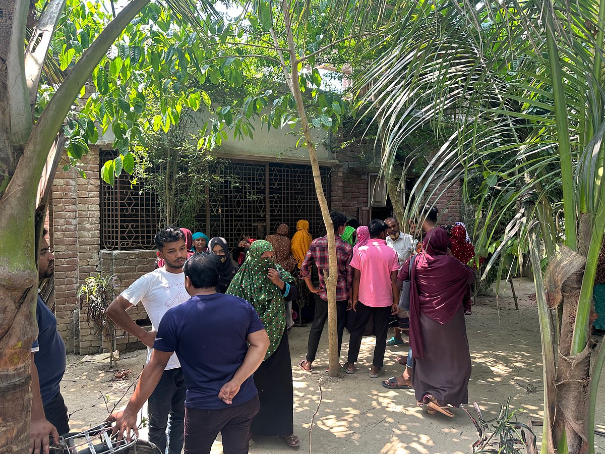 হত্যাকাণ্ডের খবর পেয়ে স্বজন ও আশপাশের লোকজন বাড়িতে ভিড় করেন। আজ শুক্রবার ঝিনাইদহ সদর উপজেলার খালকুলা গ্রামে