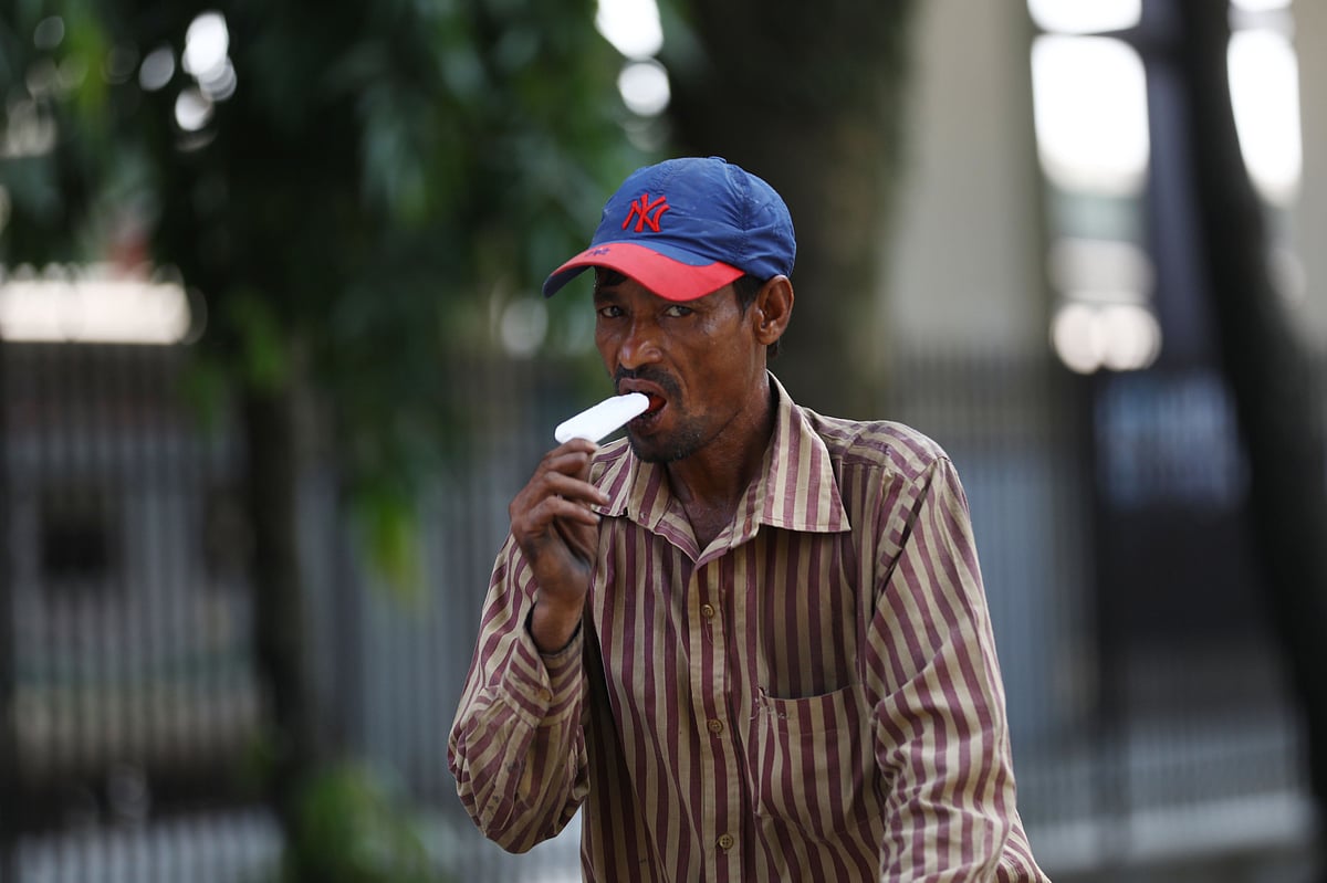 প্রচণ্ড রোদ ও গরমে আইসক্রিম খেয়ে প্রশান্তি খোঁজার চেষ্টা করছেন এক রিকশাচালক। আজ বৃহস্পতিবার সিলেট রেলস্টেশন এলাকায়