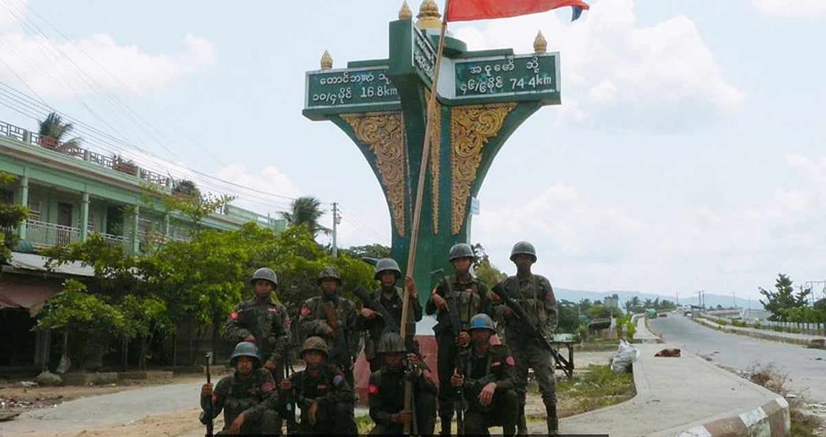 মিয়ানমারের রাখাইন রাজ্যের বুচিডং শহর দখলের পর আরাকান আর্মির সদস্যদের অবস্থান