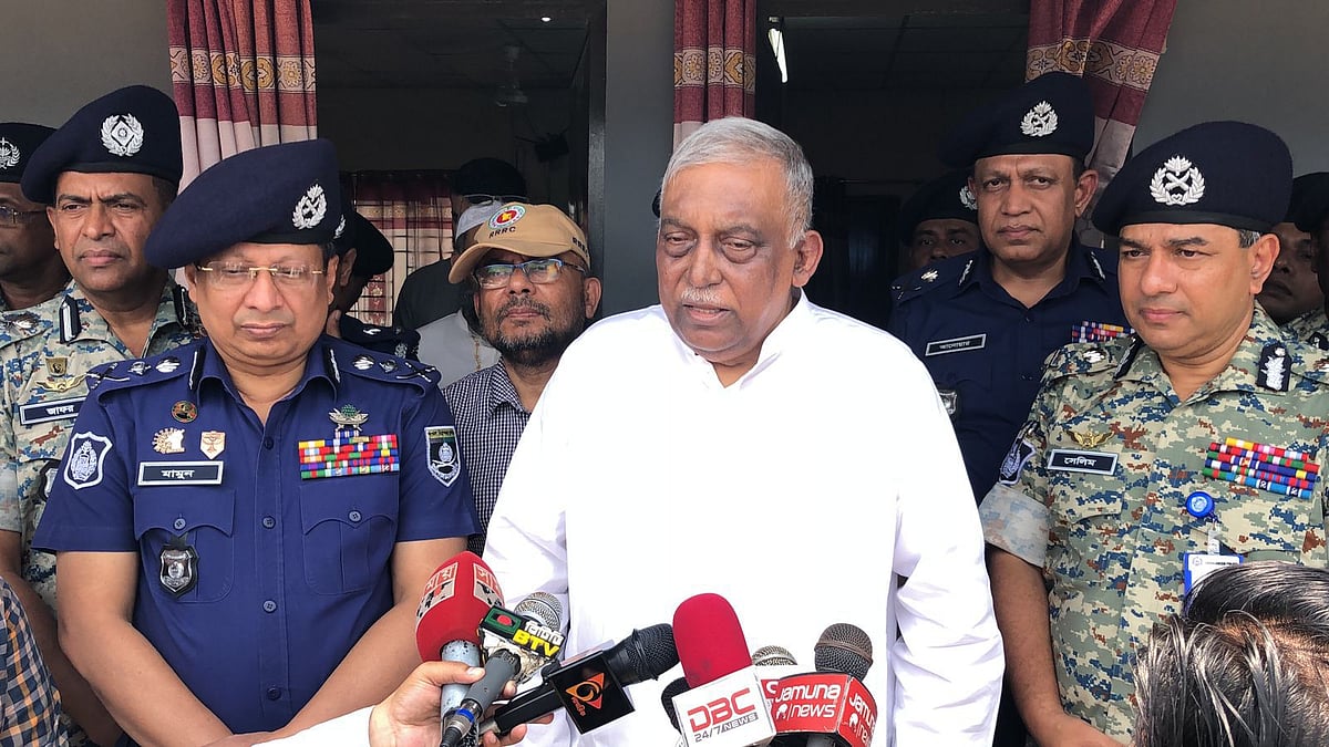 কক্সবাজারের উখিয়ার রোহিঙ্গা আশ্রয়শিবির পরিস্থিতি নিয়ে সাংবাদিকদের সঙ্গে কথা বলেন স্বরাষ্ট্রমন্ত্রী আসাদুজ্জামান খান। আজ শুক্রবার দুপুরে