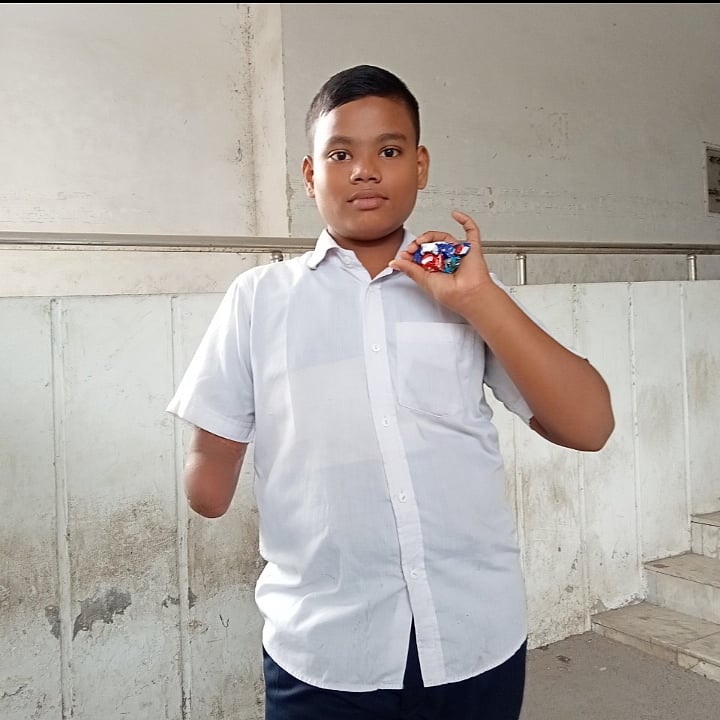 ওয়ার্কশপে কাজ করতে গিয়ে এক হাত হারানো নাঈম হাসান নাহিদ