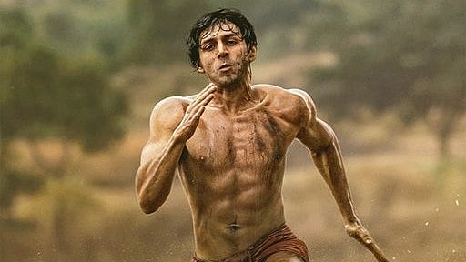 ছবির পোস্টারে কার্তিক আরিয়ান। অভিনেতার ফেসবুক থেকে