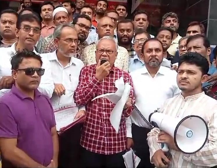 বিএনপির জ্যেষ্ঠ যুগ্ম মহাসচিব রুহুল কবির রিজভী উপজেলা পরিষদের নির্বাচন বর্জনের আহ্বান জানিয়ে প্রচারপত্র বিতরণের পর বক্তব্য দেন। নয়াপল্টন, ঢাকা, ১৪ মে