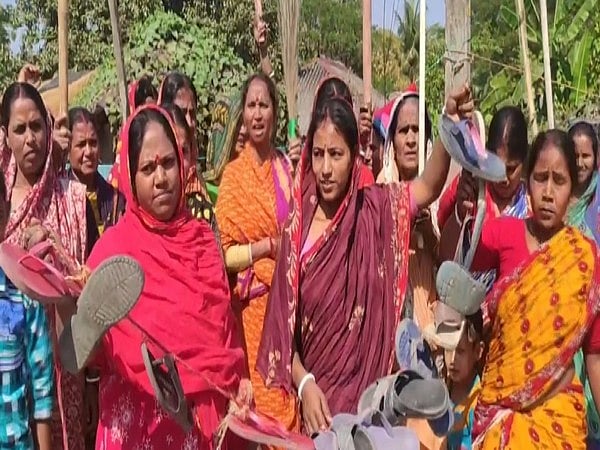 পশ্চিমবঙ্গের সন্দেশখালীতে তৃণমূলের বিরুদ্ধে নারীদের প্রতিবাদ বিক্ষোভ। যেসব নারী তৃণমূলের বিরুদ্ধে নারীদের ধর্ষণের অভিযোগ এনেছিলেন, তাঁরা সেটা প্রত্যাহার করেছেন। উল্টো স্থানীয় বিজেপি নেতাদের বিরুদ্ধে থানায় অভিযোগ করছেন