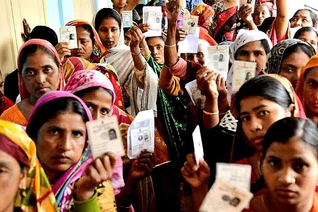 মুর্শিদাবাদ আসনে একটি কেন্দ্রে আইডি কার্ড দেখাচ্ছেন ভোটারেরা