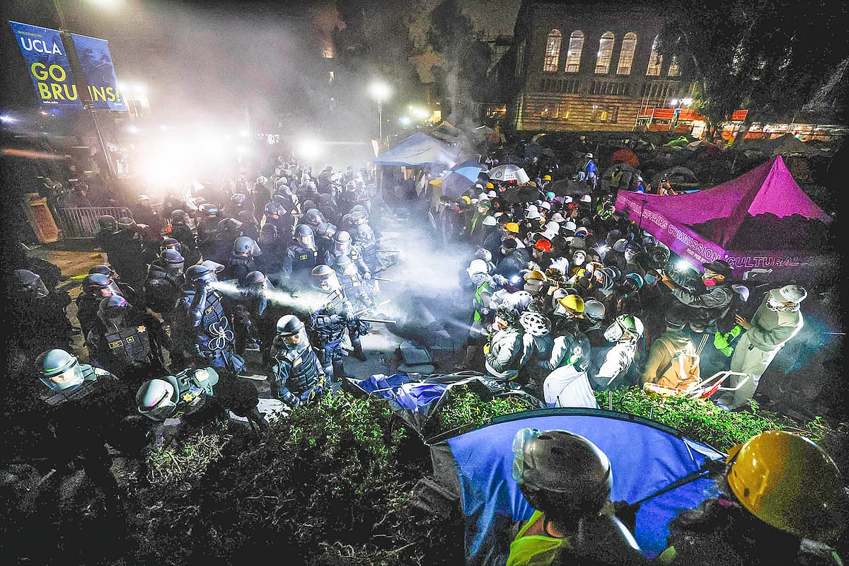 যুক্তরাষ্ট্রের লস অ্যাঞ্জেলেসের ক্যালিফোর্নিয়া বিশ্ববিদ্যালয় ক্যাম্পাসে গাজায় ইসরায়েলি হত্যাযজ্ঞের বিরুদ্ধে বিক্ষোভরত শিক্ষার্থীদের দেওয়া বেষ্টনীর একাংশ ভেঙে ফেলে পুলিশ। এ সময় মুখোমুখি অবস্থান নেয় দুই পক্ষ। গত বুধবার