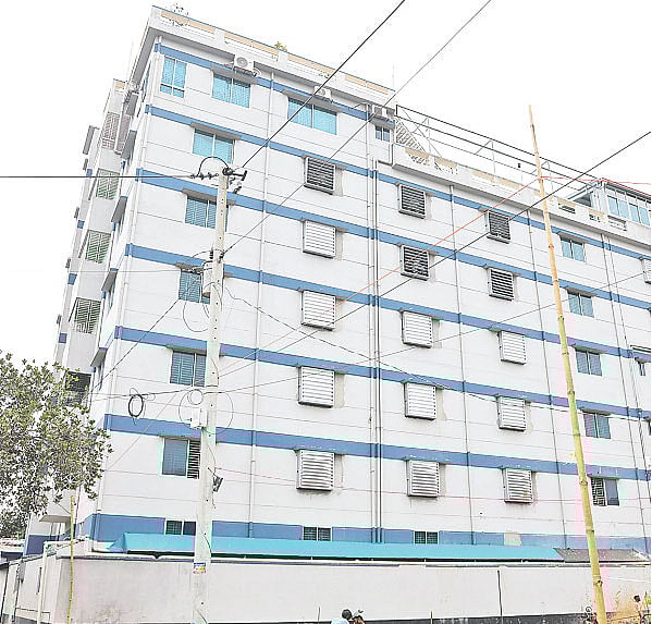 সাভারের বিরুলিয়ায় পুকুরপাড় এলাকায় এনএসআই কর্মকর্তা আকরাম হোসেনের   সাড়ে ছয়তলা বাণিজ্যিক ভবন। সম্প্রতি তোলা ছবি