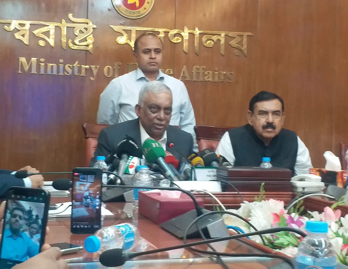 স্বরাষ্ট্রমন্ত্রী আসাদুজ্জামান খান আজ মঙ্গলবার বিকেলে স্বরাষ্ট্র মন্ত্রণালয়ে এক সভা শেষে সাংবাদিকদের সঙ্গে কথা বলেন