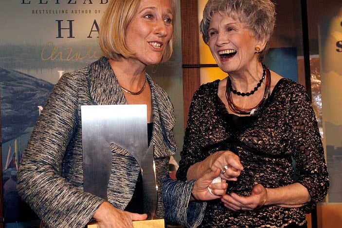 লেখক এলিজাবেথ হের সঙ্গে এলিস মুনরো (ডানে)