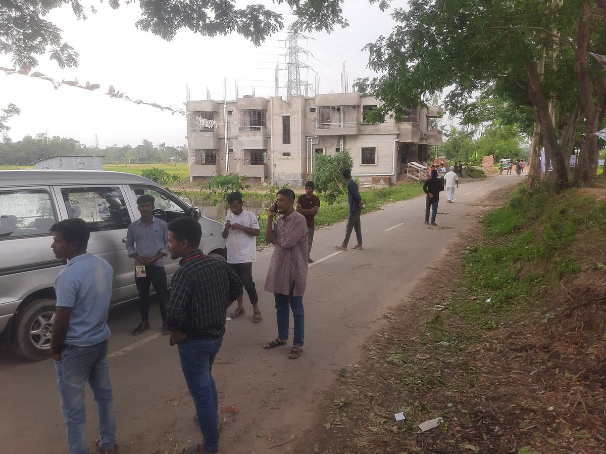 চট্টগ্রামের মিরসরাই উপজেলার হিঙ্গুলী ইউনিয়নের ধুমঘাট হাজি চান মিয়া উচ্চবিদ্যালয় কেন্দ্রে কাপ-পিরিচ প্রতীকের সমর্থকদের অবস্থান। আজ সকাল ৯টায়