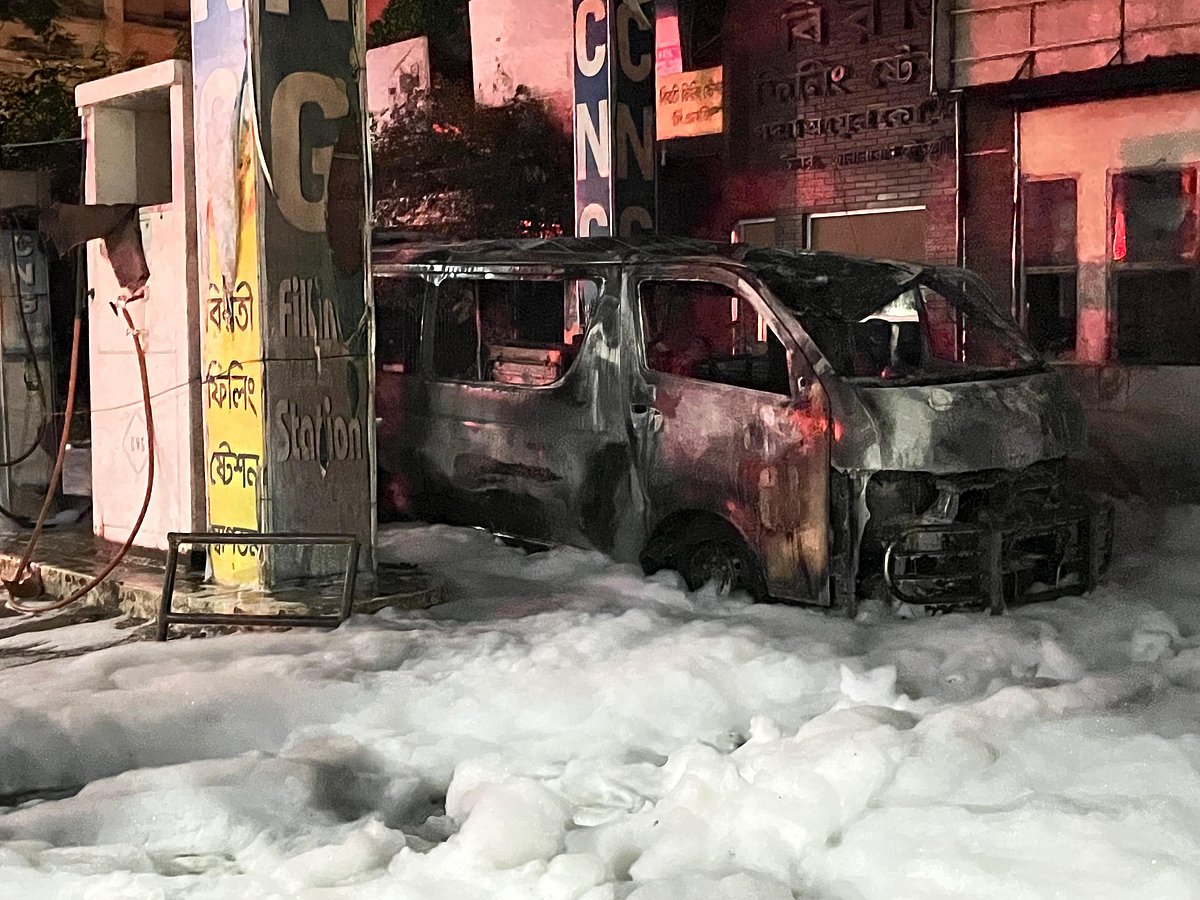 সিলেট নগরের মিরাবাজার এলাকায় গতকাল বৃহস্পতিবার রাতে বিরতি ফিলিং স্টেশনে অগ্নিকাণ্ডের ঘটনা ঘটে। রাত পৌনে একটার দিকে তোলা