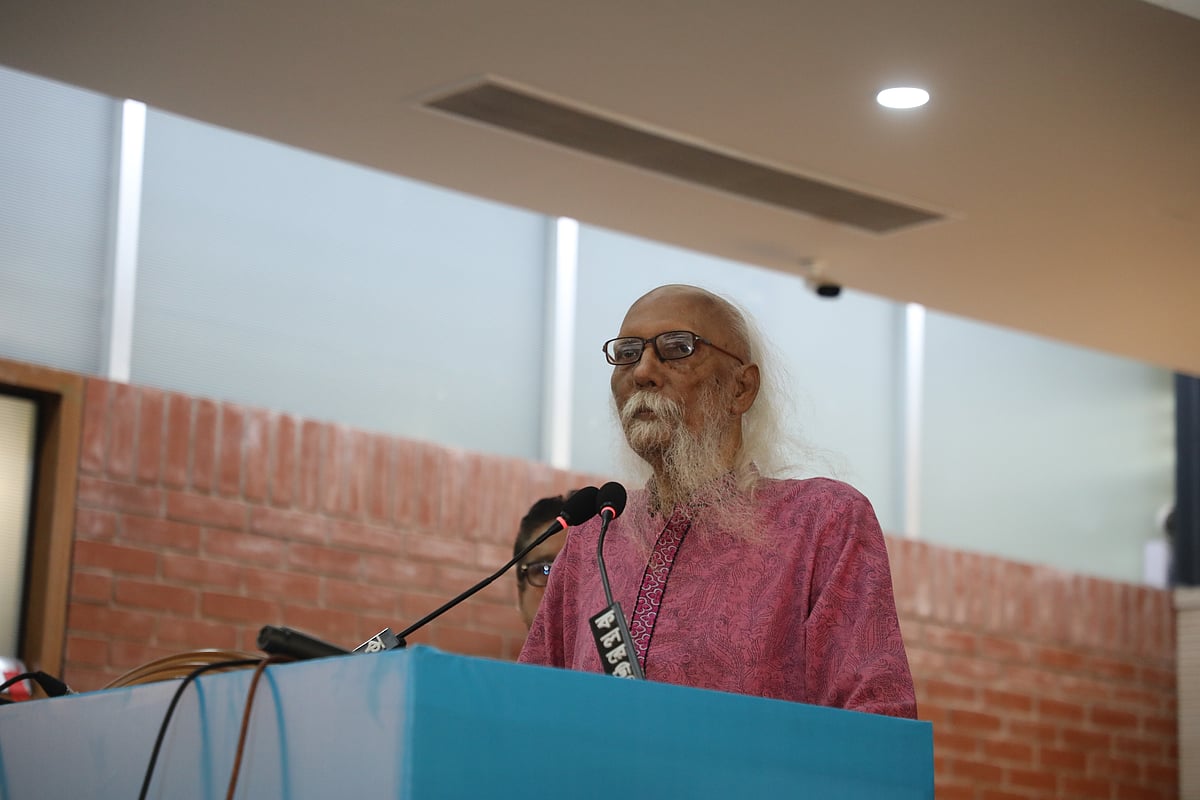 কবি নির্মলেন্দু গুণ। আওয়ামী লীগ সভাপতি ও প্রধানমন্ত্রী শেখ হাসিনার ৪৪তম স্বদেশ প্রত্যাবর্তন দিবস উপলক্ষে আয়োজিত আলোচনা সভায় বক্তব্য দেন তিনি। তেজগাঁও, ঢাকা, ১৭ মে