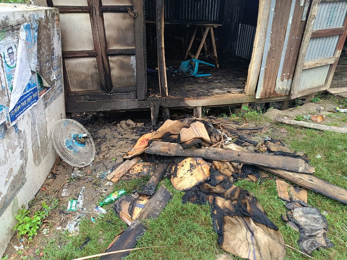 আনারস প্রতীকের চেয়ারম্যান প্রার্থীর একটি নির্বাচনী ক্যাম্প আগুনে পুড়িয়ে দিয়েছে দুর্বৃত্তরা। আজ শনিবার সকালে পটুয়াখালীর মির্জাগঞ্জ উপজেলার মির্জাগঞ্জ ইউনিয়নের আন্দুয়া গ্রামে