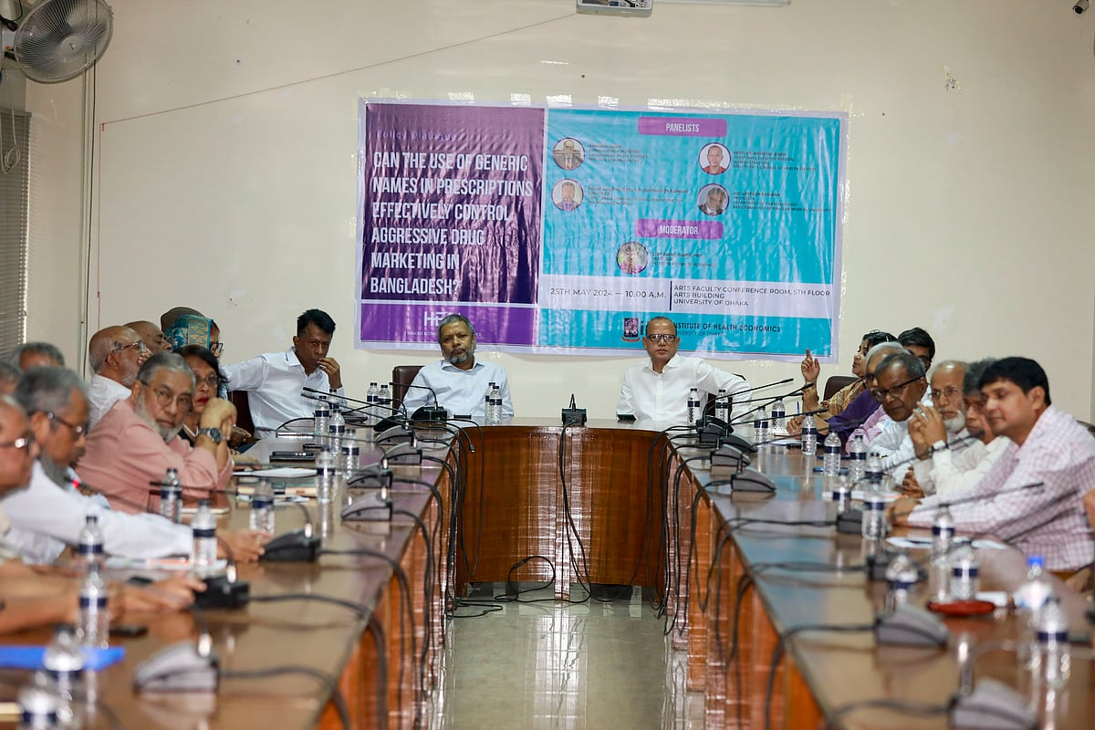 ওষুধের জেনেরিক নাম ব্যবহার নিয়ে নীতিবিষয়ক সংলাপের আয়োজন করে স্বাস্থ্য অর্থনীতি ইনস্টিটিউট। ঢাকা বিশ্ববিদ্যালয়ের কলাভবন, ২৫মে