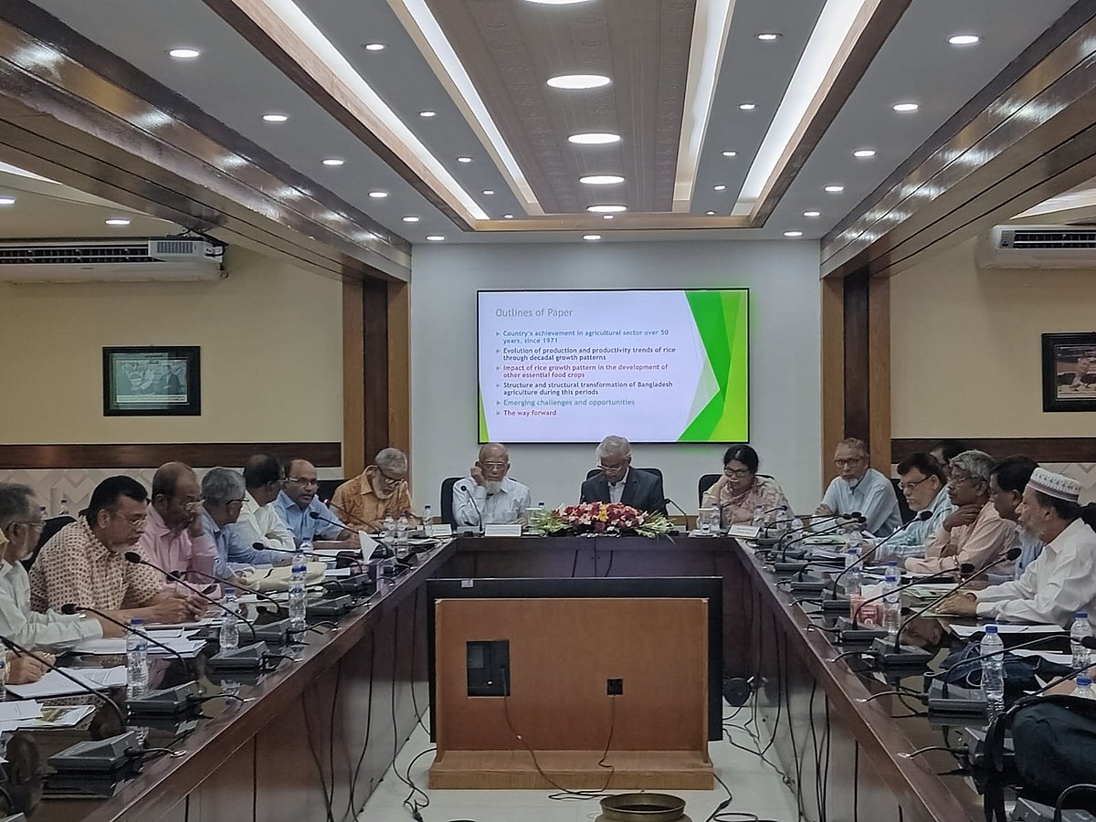 রাজধানীর ফার্মগেটে বাংলাদেশ কৃষি গবেষণা কাউন্সিলে আজ শনিবার এক কর্মশালায় বক্তব্য দেন কৃষিবিদেরা