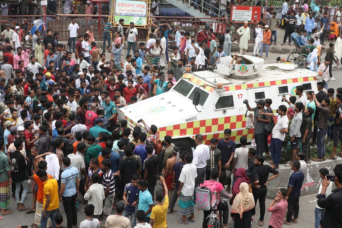 ব্যাটারিচালিত রিকশা বন্ধের প্রতিবাদে সড়ক অবরোধ করে বিক্ষোভ করেন চালকেরা। একপর্যায়ে পুলিশের সাঁজোয়া যান ঘটনাস্থলে এলে গাড়িটিকে ঘিরে ধরেন অবরোধকারীরা। গতকাল দুপুর সাড়ে ১২টায় রাজধানীর মিরপুর গোলচত্বর এলাকায়