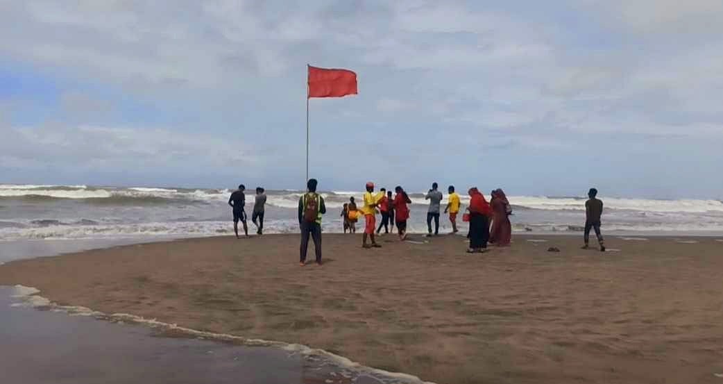 ঘূর্ণিঝড় রিমালের প্রভাবে কক্সবাজার সৈকতের সমুদ্র উত্তাল হয়ে পড়েছে। লাল নিশানা তুলে সমুদ্রে পর্যটকদের গোসল নিষিদ্ধ করা হয়েছে। আজ সকালে