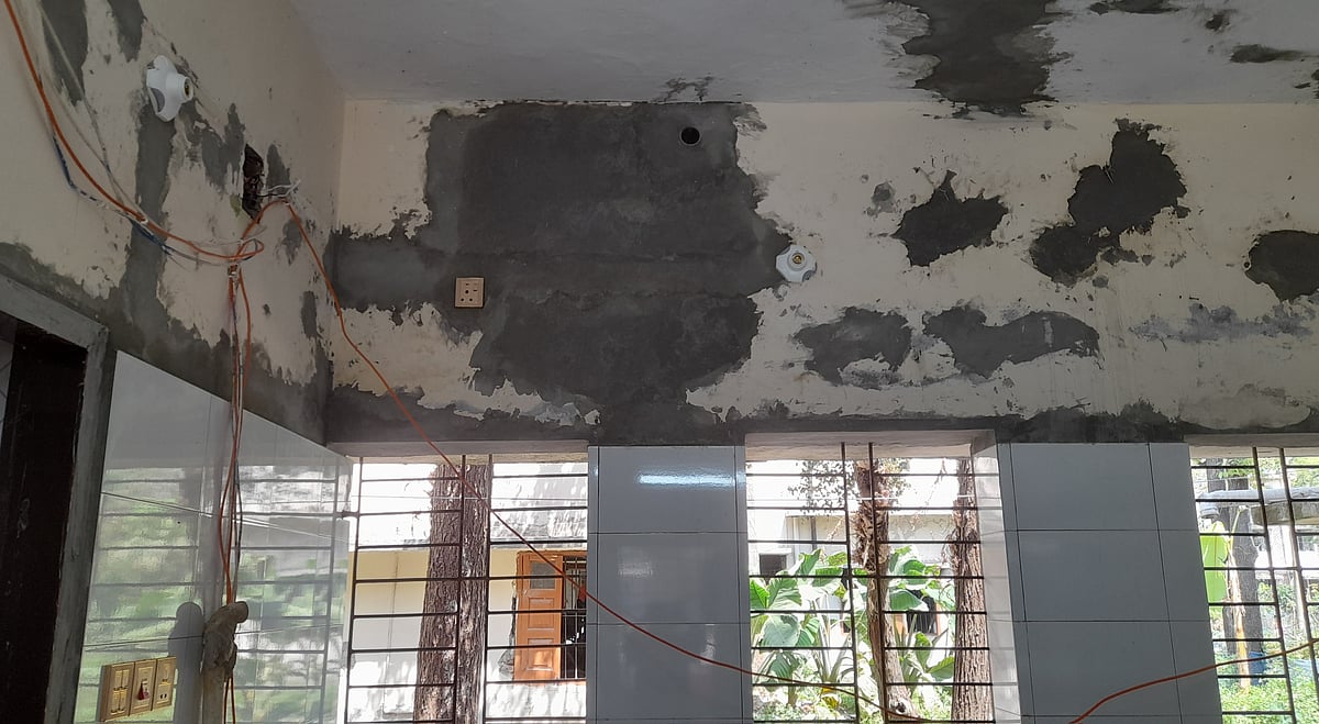 পটুয়াখালীর বাউফল উপজেলা স্বাস্থ্য কমপ্লেক্সের দেয়ালের পলেস্তারা পুরোটা উঠিয়ে নতুন করে করার কথা ছিল। কিন্তু তা না করে নামমাত্র প্লাস্টার করা হয়েছে। সম্প্রতি তোলা ছবি
