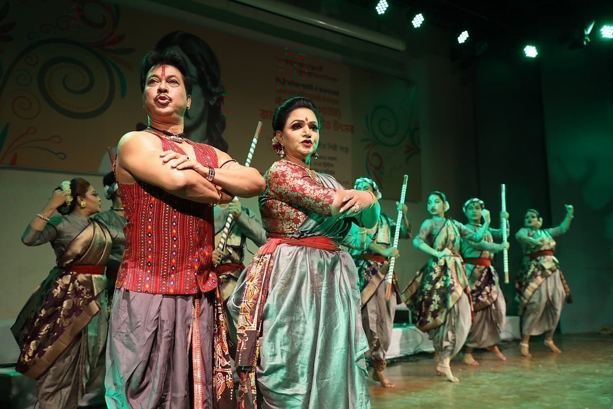 শিবলী মহম্মদ ও শামীম আরা নিপার নেতৃত্বে নৃত্যাঞ্চলের শিল্পীদের সমবেত নৃত্য দিয়ে শুরু হয় অনুষ্ঠান। ঢাকা, ৯ মে