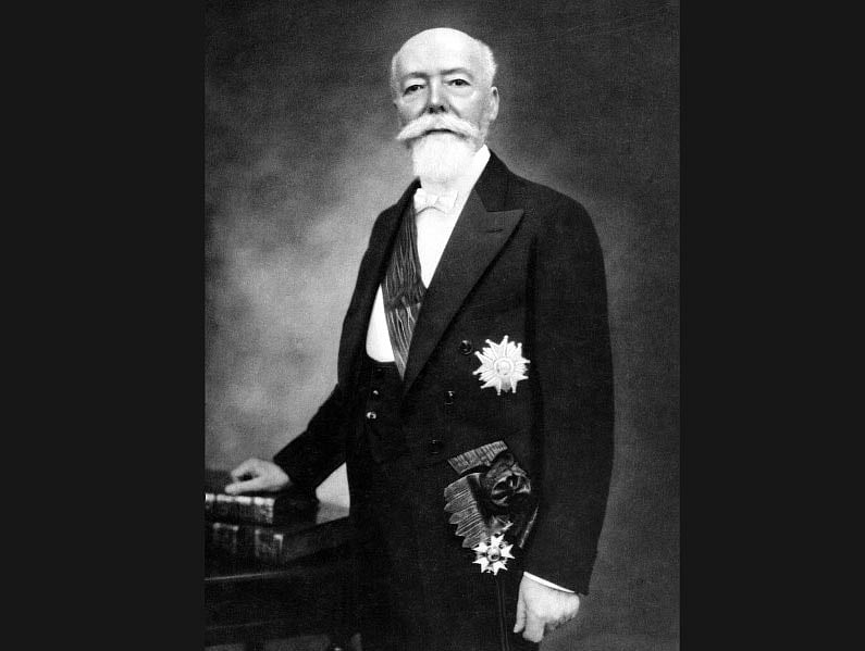 সাবেক ফরাসি প্রেসিডেন্ট পল দুমার