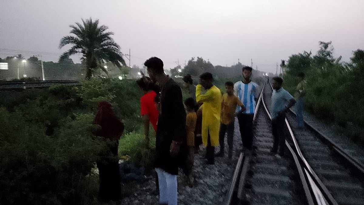 নরসিংদীর পলাশের ঘোড়াশালে ট্রেনে কাটা পড়ে নিহত যুবকের লাশ ঘিরে আছেন স্থানীয় লোকজন। শুক্রবার সন্ধ্যায়