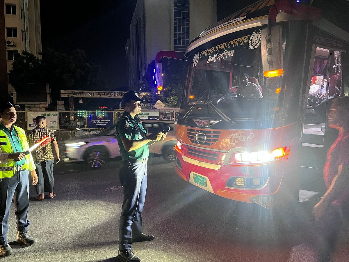 ‘গেটলক চেকিং সিস্টেম’ চালুর পর আইন অমান্য করে যত্রতত্র যাত্রী তোলায় ২৩টি বাসের বিরুদ্ধে ব্যবস্থা নিয়েছে পুলিশ