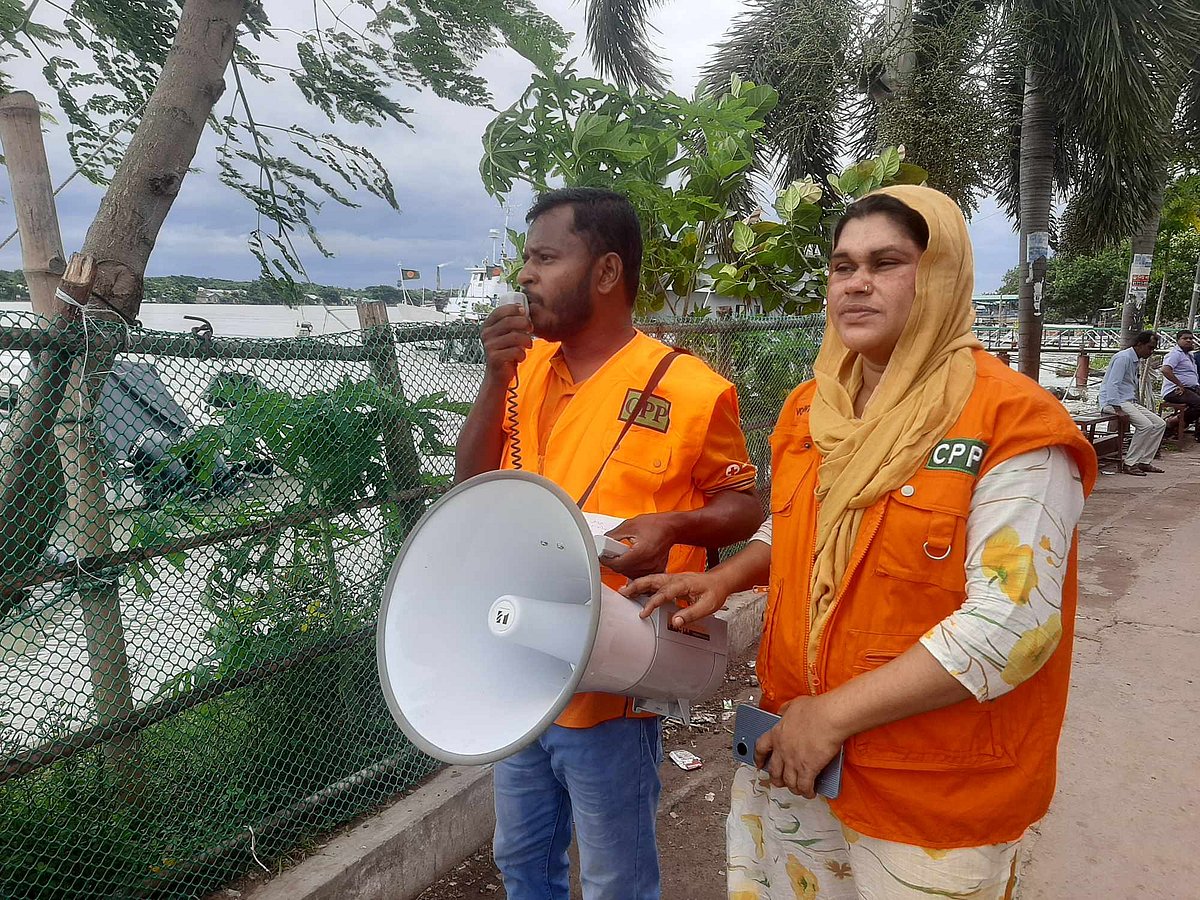 বরিশালসহ দক্ষিণ-পশ্চিম উপকূলের জেলাগুলোতে ১০ নম্বর মহাবিপৎসংকেত জারির পর বরিশালে সংকেত প্রচার করছেন ঘূর্ণিঝড় প্রস্তুতি কর্মসূচির স্বেচ্ছাসেবকেরা। রোববার বিকেলে বরিশালের কীর্তনখোলা নদীর তীরে