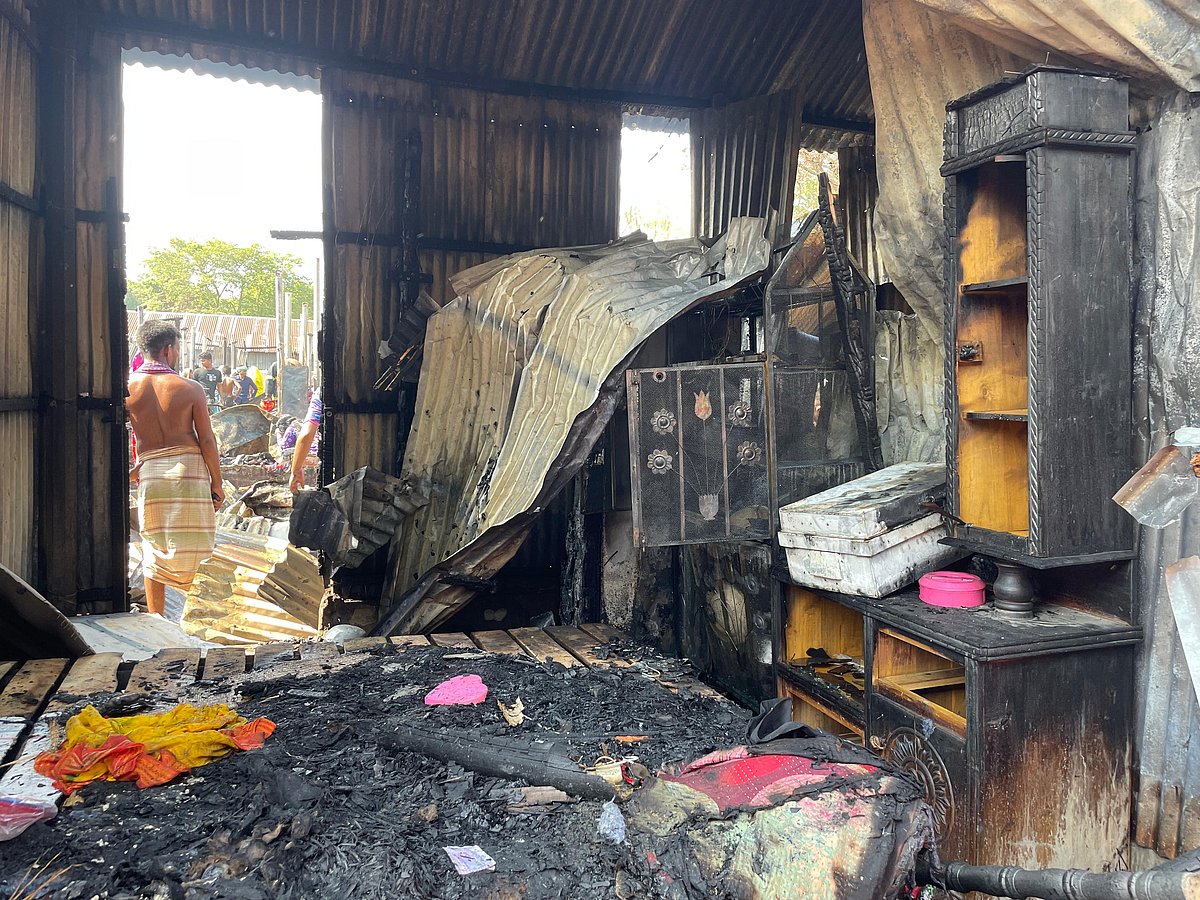 আগুনে পুড়ে গেছে শ্রমিকদের ঘরের বিভিন্ন আসবাব। গতকাল শুক্রবার দুপুরে গাজীপুরের কালিয়াকৈর উপজেলার তেলিরচালা এলাকায়