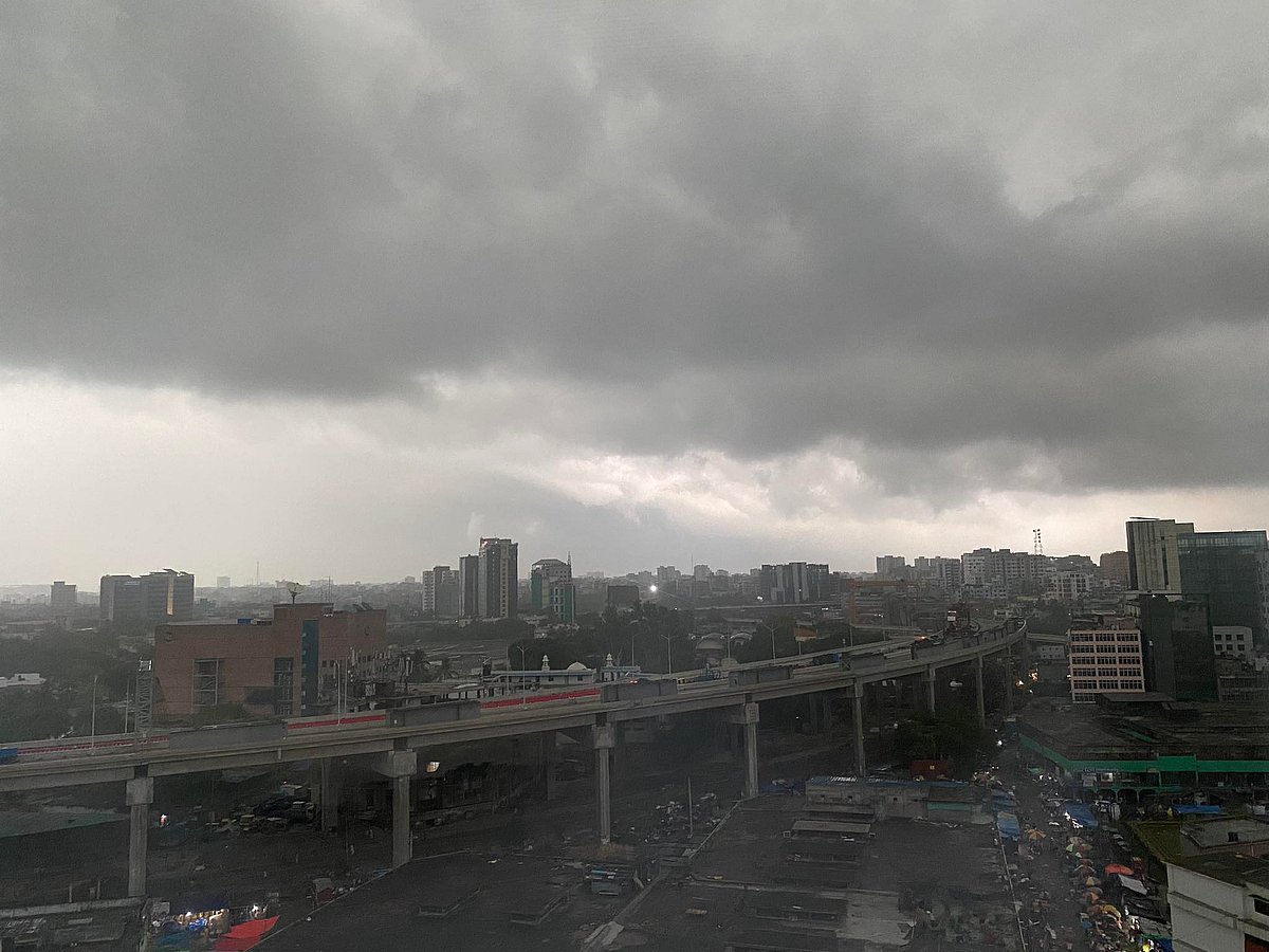 সকালেই ঢাকার আকাশে কালো মেঘ। নেমেছে বৃষ্টি। ছবিটি আজ শনিবার সকাল সাড়ে সাতটায় তোলা। কারওয়ান বাজার, ঢাকা