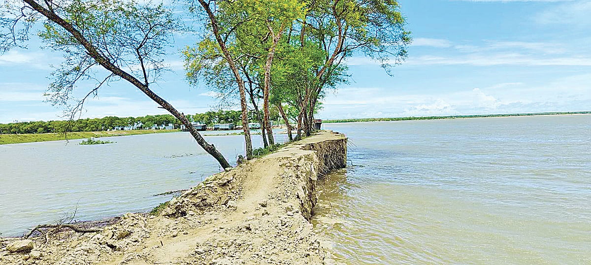 ঘূর্ণিঝড়ের ঝুঁকিতে উপকূলের বন্যা নিয়ন্ত্রণ বেড়িবাঁধ। পটুয়াখালীর রাঙ্গাবালীর চর মোন্তাজ ইউনিয়নের দক্ষিণ চর মোন্তাজ এলাকার বুড়াগৌড়াঙ্গ নদের পাড়ে
