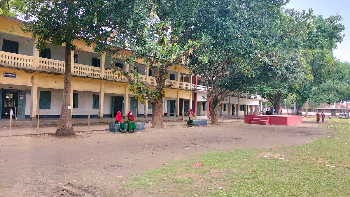 সকাল থেকে ভোটারের উপস্থিতি ছিল কম। বেলা ১১টায় দিনাজপুরে বীরগঞ্জ পাইলট সরকারি উচ্চবিদ্যালয়ে