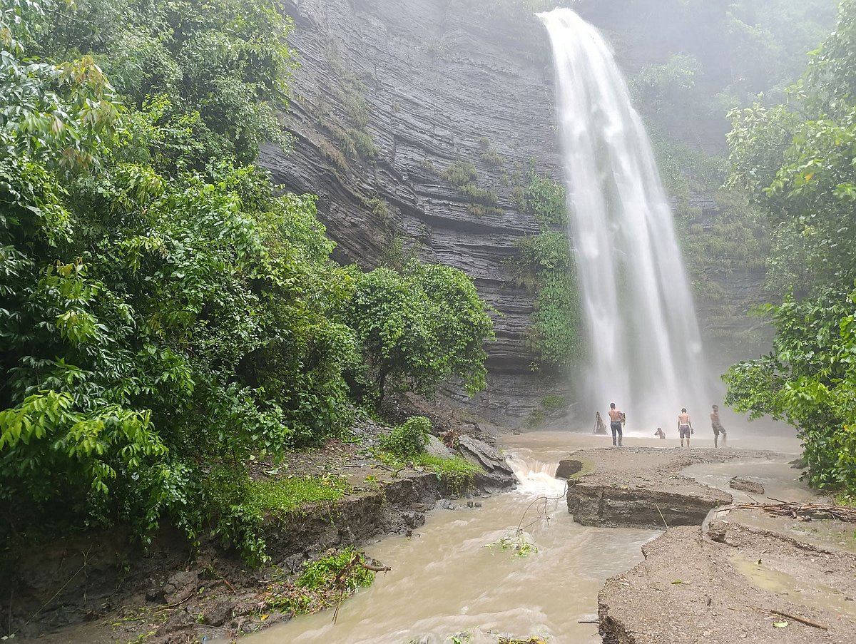 বৃষ্টি হওয়ায় প্রাণ পেয়েছে সীতাকুণ্ডের সহস্র ধারা ঝরনা ২। ঘন জঙ্গলের মাঝে অবস্থিত ঝরনার সৌন্দর্যের টানে দূরদুরান্ত থেকে ছুটে আসেন পর্যটকেরা। গত মঙ্গলবার বিকেলে