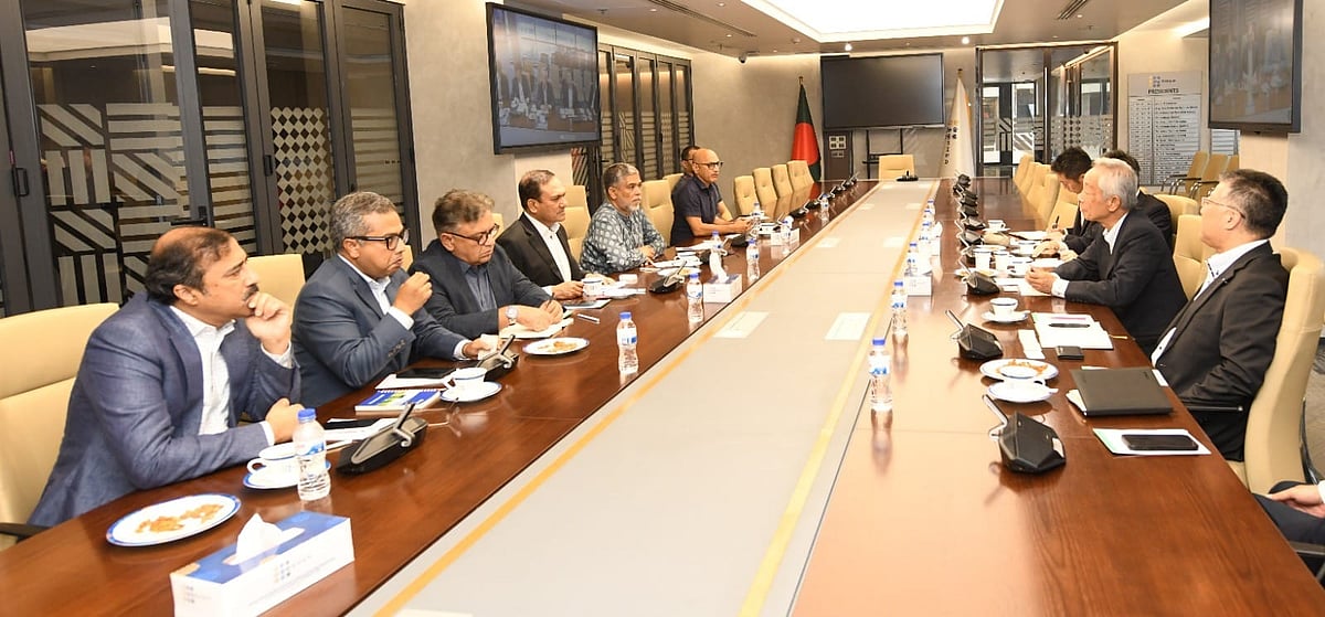 বিজিএমইএর সভাপতি এস এম মান্নানের সঙ্গে সাক্ষাৎ করেন ওয়াইকেকে গ্রুপের চেয়ারম্যান মাসায়ুকি সারুমারু। আজ ঢাকার উত্তরায় বিজিএমইএ কার্যালয়ে