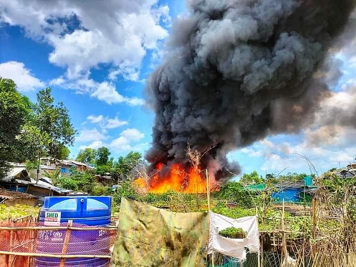 উখিয়ায় পালংখালী ইউনিয়নের ১৩ নম্বর তানজিমারখোলা বি ব্লকের কারিতাসের ওয়ারহাউস থেকে রোহিঙ্গা আশ্রয়শিবিরে আজ শুক্রবার অগ্নিকান্ডের ঘটনা ঘটে