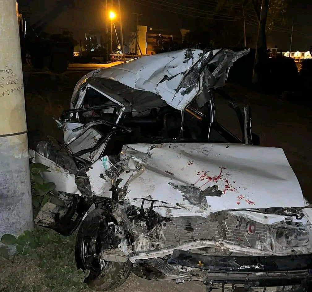 ট্রাকের সঙ্গে সংঘর্ষে প্রাইভেট কারটি দুমড়েমুচড়ে যায়। গতকাল বুধবার রাতে সিলেট-ঢাকা মহাসড়কের হরিতলা এলাকায়