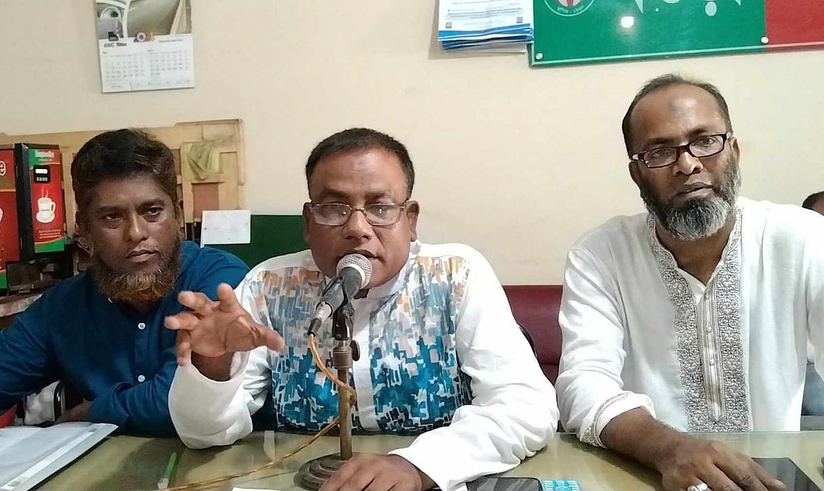 বগুড়ার সোনাতলা উপজেলা পরিষদ নির্বাচনে নানা অভিযোগ এনে সংবাদ সন্মেলন করেন চেয়ারম্যান প্রার্থী জাকির হোসেন। রোববার দুপুরে বগুড়া প্রেসক্লাব মিলনায়তনে