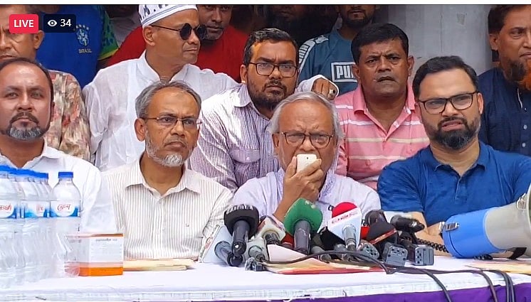 রাজধানীর বাড্ডা এলাকায় আজ বৃহস্পতিবার দুপুরে খাওয়ার পানি ও স্যালাইন বিতরণ কর্মসূচিতে বক্তব্য দেন বিএনপির জ্যেষ্ঠ যুগ্ম মহাসচিব রুহুল কবির রিজভী। ঢাকা, ২ মে